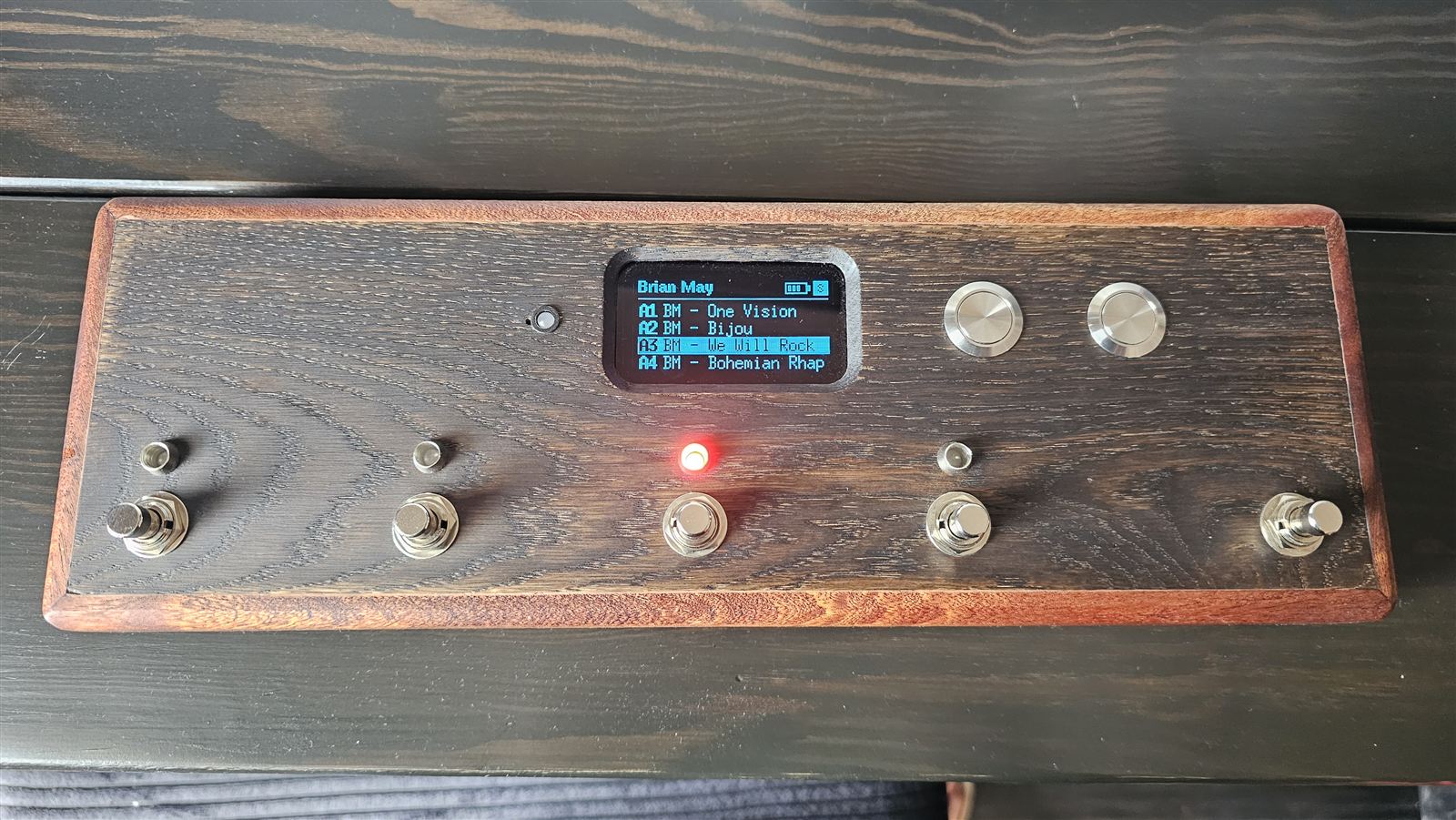 Il pedale con un banco: suona A3 e il LED sopra il terzo footswitch è rosso