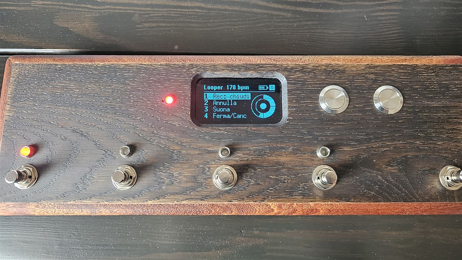 Il pedale nel looper mentre registra: LED rosso sul primo footswitch, il LED del tempo acceso e l'anello delle battute sul display