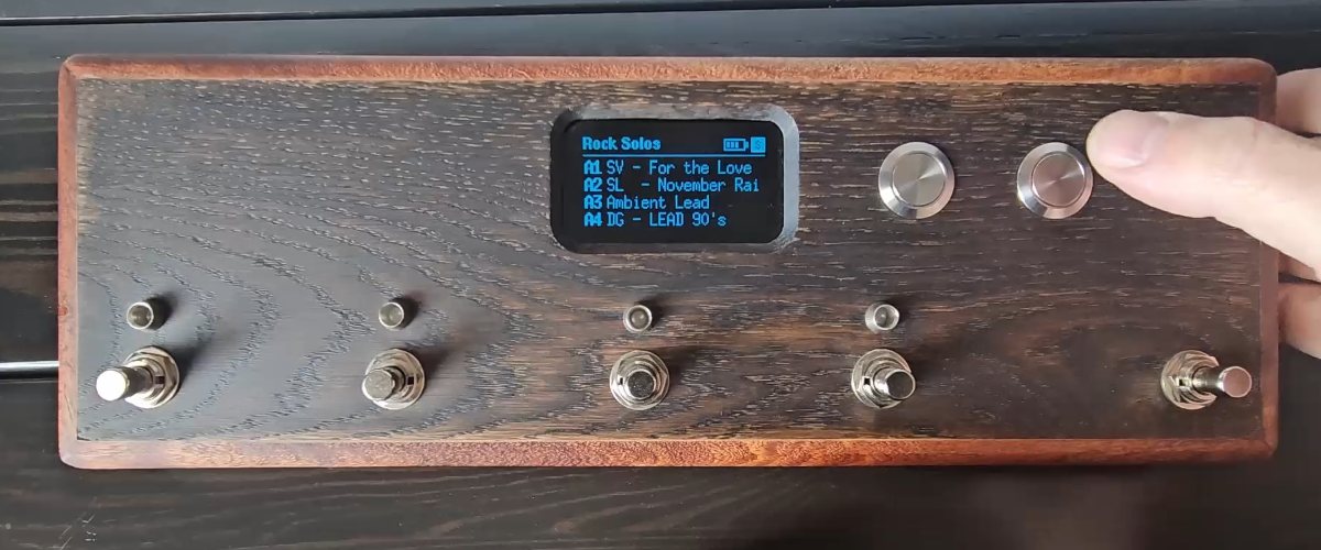 Il pedale: legno scuro, display col banco Rock Solos, quattro footswitch con i LED e il quinto a destra